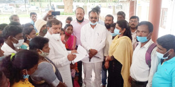 ನಿವೇಶನ ರಹಿತರಿಗೆ ನಿವೇಶನ ನೀಡಬೇಕೆಂದು ಒತ್ತಾಯಿಸಿ ಬಿ.ಹೊಸಳಿ ಗ್ರ್ರಾಮಸ್ಥರ ಮನವಿ