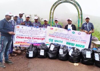 Cleanliness drive at Mullaiyana Giri under Swachh Bharat Yojana from Nehru Yuva Kendra