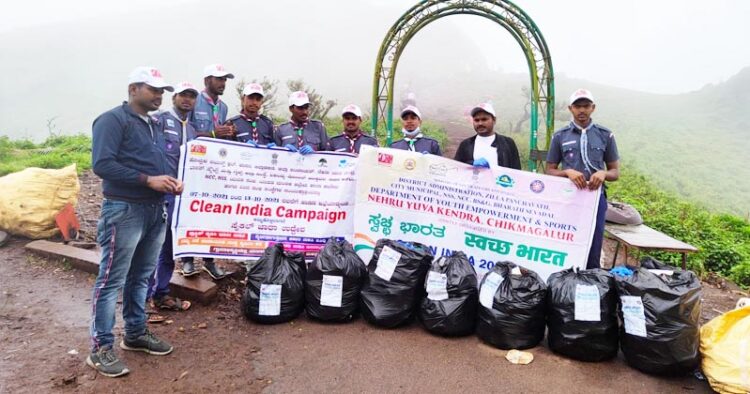 Cleanliness drive at Mullaiyana Giri under Swachh Bharat Yojana from Nehru Yuva Kendra