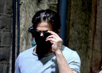 ಡ್ರಗ್ಸ್ ಪ್ರಕರಣದಲ್ಲಿ ಆರ್ಯನ್ ಖಾನ್ ಬಂಧನದ ನಂತರ ಪ್ರಥಮ ಬಾರಿಗೆ ಬಹಿರಂಗವಾಗಿ ಕಾಣಿಸಿಕೊಂಡ ಶಾರುಖ್