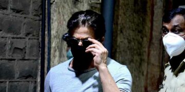 ಡ್ರಗ್ಸ್ ಪ್ರಕರಣದಲ್ಲಿ ಆರ್ಯನ್ ಖಾನ್ ಬಂಧನದ ನಂತರ ಪ್ರಥಮ ಬಾರಿಗೆ ಬಹಿರಂಗವಾಗಿ ಕಾಣಿಸಿಕೊಂಡ ಶಾರುಖ್