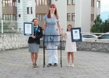 Viral Video: ಈ ಯುವತಿ ವಿಶ್ವದ ಅತಿ ಎತ್ತರದ ಮಹಿಳೆ, ಇದು ಗಿನ್ನಿಸ್ ರೆಕಾರ್ಡ್