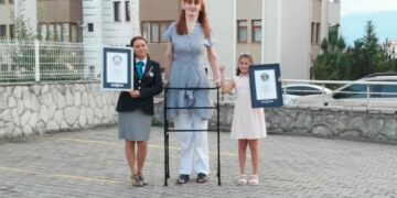 Viral Video: ಈ ಯುವತಿ ವಿಶ್ವದ ಅತಿ ಎತ್ತರದ ಮಹಿಳೆ, ಇದು ಗಿನ್ನಿಸ್ ರೆಕಾರ್ಡ್