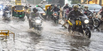 Rain bang: ಬೆಂಗಳೂರಿನಲ್ಲಿ ಮುಂದುವರಿದ ಮಳೆ ಅಬ್ಬರ: ಮನೆಗಳಿಗೆ ನೀರು ನುಗ್ಗಿ ಅವಾಂತರ.