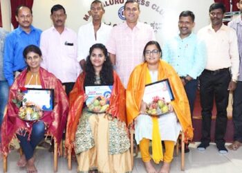 ‘Mom Inspire Award’: ಪತ್ರಿಕೋದ್ಯಮ ವಿದ್ಯಾರ್ಥಿಗಳಿಗೆ `ಮಾಮ್ ಇನ್‌ಸ್ಪೈರ್ ಅವಾರ್ಡ್’ ಪ್ರದಾನಿಸಿದ ಪದ್ಮಶ್ರೀ ಪುರಸ್ಕೃತ ಹರೇಕಳ ಹಾಜಬ್ಬ