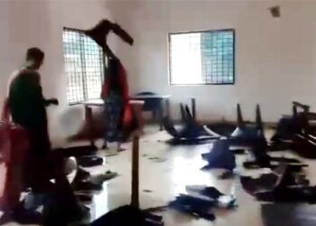Chairs crushed by women: ಬಾರ್​​ಗೆ ನುಗ್ಗಿದ ಮಹಿಳೆಯರಿಂದ ಕುರ್ಚಿಗಳು ಪುಡಿ ಪುಡಿ