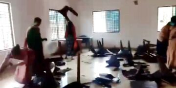 Chairs crushed by women: ಬಾರ್​​ಗೆ ನುಗ್ಗಿದ ಮಹಿಳೆಯರಿಂದ ಕುರ್ಚಿಗಳು ಪುಡಿ ಪುಡಿ