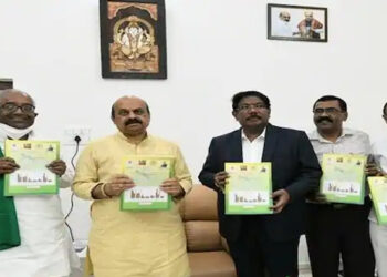 ಸಿಎಂ ಮುಖ್ಯಮಂತ್ರಿ ಬೊಮ್ಮಾಯಿ ಅವರಿಗೆ ಕೃಷಿ ಬೆಲೆ ಆಯೋಗದ ವರದಿ ಸಲ್ಲಿಕೆ