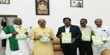 ಸಿಎಂ ಮುಖ್ಯಮಂತ್ರಿ ಬೊಮ್ಮಾಯಿ ಅವರಿಗೆ ಕೃಷಿ ಬೆಲೆ ಆಯೋಗದ ವರದಿ ಸಲ್ಲಿಕೆ