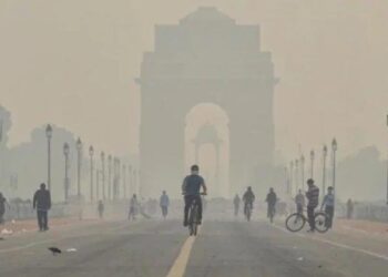 Air pollution: ದೆಹಲಿ: ದೀಪಾವಳಿ ಪಟಾಕಿಯಿಂದ ಅಪಾಯಕಾರಿ ಮಟ್ಟ ಮೀರಿದ ವಾಯುಮಾಲಿನ್ಯ