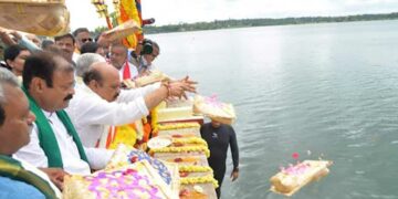 Cauvery: ಜೀವನಾಡಿ ಕಾವೇರಿಗೆ ಬಾಗೀನ ಅರ್ಪಿಸಿದ ಮುಖ್ಯಮಂತ್ರಿ ಬೊಮ್ಮಾಯಿ
