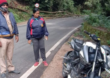 Pilgrim dies: ಬೈಕ್ ಮೇಲೆ ಮರಬಿದ್ದು ಯಾತ್ರಾರ್ಥಿ ಸಾವು