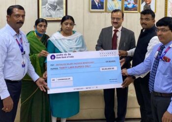 Cheque Distribution: 30 ಲಕ್ಷದ ವಿಮೆ ಪರಿಹಾರದ ಚೆಕ್ ವಿತರಣೆ