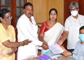 legislative council :  ಬಿ.ಫಾರ್ಮ್ ನೊಂದಿಗೆ ತೆರಳಿ ಗಾಯತ್ರಿ ಶಾಂತೇಗೌಡ ನಾಮಪತ್ರ ಸಲ್ಲಿಕೆ