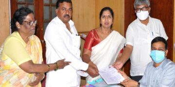 legislative council :  ಬಿ.ಫಾರ್ಮ್ ನೊಂದಿಗೆ ತೆರಳಿ ಗಾಯತ್ರಿ ಶಾಂತೇಗೌಡ ನಾಮಪತ್ರ ಸಲ್ಲಿಕೆ