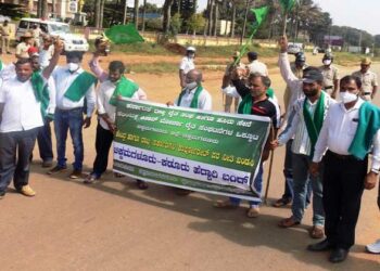 ‍‍Farmers Protest : ರೈತರಿಂದ ಹೆದ್ದಾರಿ ತಡೆ ಪ್ರತಿಭಟನೆ: ಬೆಲೆ ಖಾತ್ರಿ ಕಾಯ್ದೆಗೆ ಒತ್ತಾಯ