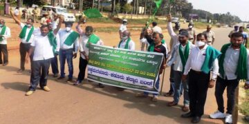 ‍‍Farmers Protest : ರೈತರಿಂದ ಹೆದ್ದಾರಿ ತಡೆ ಪ್ರತಿಭಟನೆ: ಬೆಲೆ ಖಾತ್ರಿ ಕಾಯ್ದೆಗೆ ಒತ್ತಾಯ