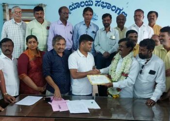 Ka.sa.pa:  ನೂತನ ಕಸಾಪ ಜಿಲ್ಲಾಧ್ಯಕ್ಷ ಸೂರಿ ಶ್ರೀನಿವಾಸ್‌ಗೆ ಪ್ರಮಾಣ ಪತ್ರ ವಿತರಣೆ