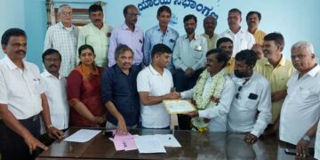 Ka.sa.pa:  ನೂತನ ಕಸಾಪ ಜಿಲ್ಲಾಧ್ಯಕ್ಷ ಸೂರಿ ಶ್ರೀನಿವಾಸ್‌ಗೆ ಪ್ರಮಾಣ ಪತ್ರ ವಿತರಣೆ