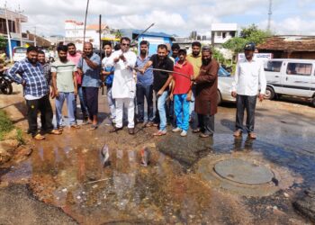 Jd(S) novel protest: ರಸ್ತೆಯಲ್ಲಿ ಮೀನು ಹಿಡಿಯುವ ಮೂಲಕ ಜೆಡಿಯು ವಿನೂತನ ಪ್ರತಿಭಟನೆ