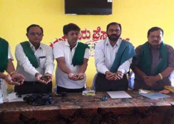 Crop damage:  ಬೆಳೆಹಾನಿ: ಹೆಕ್ಟೇರ್‌ಗೆ ೨ ಲಕ್ಷ ರೂ ಪರಿಹಾರಕ್ಕೆ ರೈತ ಸಂಘ ಆಗ್ರಹ