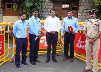 Barricade contribution:  ಶೃಂಗೇರಿ ಪೊಲೀಸ್‍ ಠಾಣೆಗೆ ಬ್ಯಾರಿಕೇಡ್ ಕೊಡುಗೆ