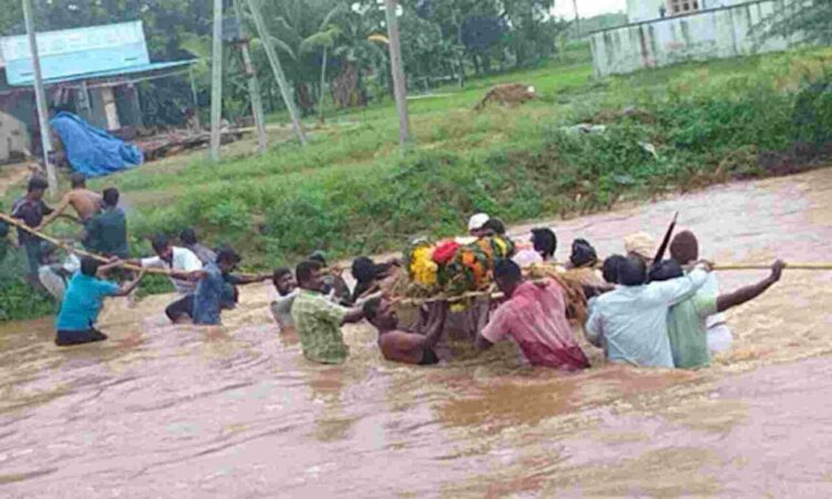 ತಿರುಪತಿಯಲ್ಲಿ ಪ್ರವಾಹದಲ್ಲಿ ಸಿಲುಕಿದವರ ರಕ್ಷಣೆ