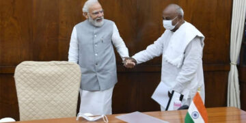 ಪ್ರಧಾನಿ ನರೇಂದ್ರ ಮೋದಿ ಭೇಟಿಯಾದ ಹೆಚ್​.ಡಿ.ದೇವೇಗೌಡ