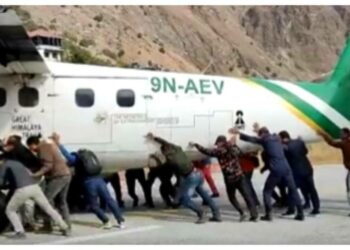 ನೇಪಾಳದಲ್ಲಿ ವಿಮಾನವನ್ನು ದಬ್ಬಿದ ಪ್ರಯಾಣಿಕರು; ವಿಡಿಯೋ ವೈರಲ್‌