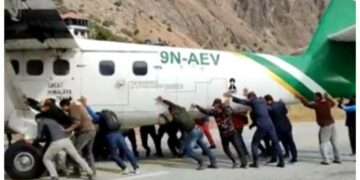 ನೇಪಾಳದಲ್ಲಿ ವಿಮಾನವನ್ನು ದಬ್ಬಿದ ಪ್ರಯಾಣಿಕರು; ವಿಡಿಯೋ ವೈರಲ್‌