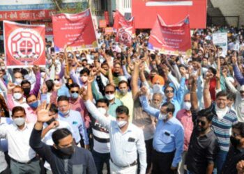 ಸರ್ಕಾರಿ ಸ್ವಾಮ್ಯದ ಬ್ಯಾಂಕ್‌ ಮುಷ್ಕರದಿಂದ ಗ್ರಾಹಕರ ಪರದಾಟ