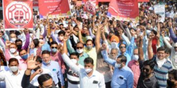 ಸರ್ಕಾರಿ ಸ್ವಾಮ್ಯದ ಬ್ಯಾಂಕ್‌ ಮುಷ್ಕರದಿಂದ ಗ್ರಾಹಕರ ಪರದಾಟ