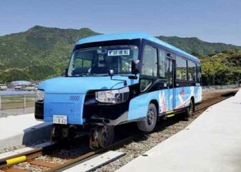 Japan's First Dual-Motor Vehicle