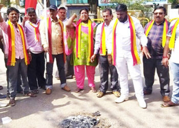 ಕನ್ನಡ ಭಾವುಟಕ್ಕೆ ಅಪಮಾನ ಖಂಡಿಸಿ ಕರ್ನಾಟಕ ರಕ್ಷಣಾ ವೇದಿಕೆ ಪ್ರತಿಭಟನೆ