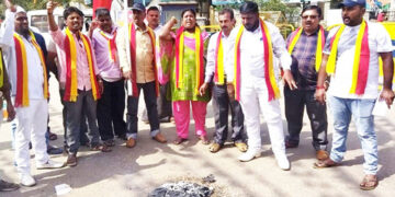 ಕನ್ನಡ ಭಾವುಟಕ್ಕೆ ಅಪಮಾನ ಖಂಡಿಸಿ ಕರ್ನಾಟಕ ರಕ್ಷಣಾ ವೇದಿಕೆ ಪ್ರತಿಭಟನೆ