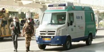 ವಿಮಾನ ನಿಲ್ದಾಣದಲ್ಲಿ ಸೋಂಕಿತರಿಬ್ಬರು ಎಸ್ಕೇಪ್ ಆಗಲು ಯತ್ನ- ಹಿಡಿದು ಆಸ್ಪತ್ರೆಗೆ ಸೇರಿಸಿದ ಪೊಲೀಸರು