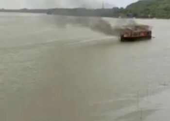 Cargo boat catches fire: ದಕ್ಷಿಣ ಬಾಂಗ್ಲಾದೇಶದಲ್ಲಿ ಸರಕು ದೋಣಿಗೆ ಬೆಂಕಿ – 32 ಮಂದಿ ಸಾವಿನ ಶಂಕೆ