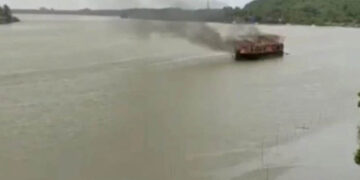 Cargo boat catches fire: ದಕ್ಷಿಣ ಬಾಂಗ್ಲಾದೇಶದಲ್ಲಿ ಸರಕು ದೋಣಿಗೆ ಬೆಂಕಿ – 32 ಮಂದಿ ಸಾವಿನ ಶಂಕೆ