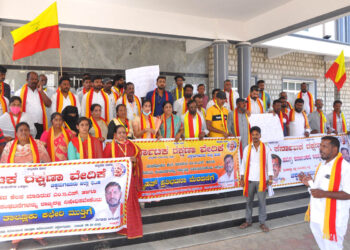 ಎಂಇಎಸ್ ನಿಷೇಧಕ್ಕೆ ಆಗ್ರಹಿಸಿ ಕರವೇಯಿಂದ ತಾಲ್ಲೂಕು ಕಛೇರಿ ಮುತ್ತಿಗೆ