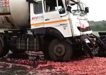 Road accident:  ಲಾರಿ – ಟ್ಯಾಂಕರ್‌ ನಡುವೆ ರಸ್ತೆ ಅಪಘಾತ- ಸ್ಥಳದಲ್ಲಿ ನಾಲ್ವರ ಸಾವು