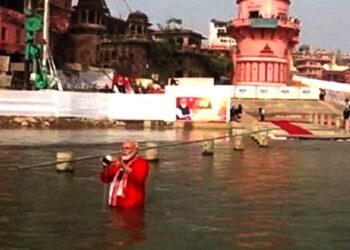 Kashi Vishwanath Corridor: ಪ್ರಧಾನಿ ಮೋದಿಯಿಂದ ಗಂಗಾನದಿಯಲ್ಲಿ ತೀರ್ಥಸ್ನಾನ