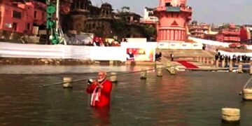 Kashi Vishwanath Corridor: ಪ್ರಧಾನಿ ಮೋದಿಯಿಂದ ಗಂಗಾನದಿಯಲ್ಲಿ ತೀರ್ಥಸ್ನಾನ