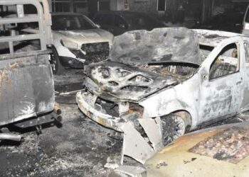 ಕಾರು ಶೋರೂಂನಲ್ಲಿ ಹೊತ್ತಿ ಉರಿದ ಬೆಂಕಿ: 4 ಕಾರುಗಳಿಗೆ ಹಾನಿ