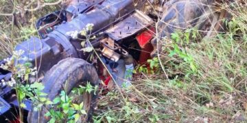 Driver dies: ಟ್ರಾಕ್ಟರ್ ಮಗುಚಿ ಬಿದ್ದು ಚಾಲಕ ಸಾವು