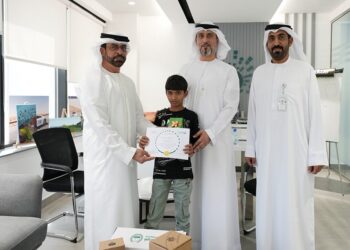 ಪ್ರವಾಸಿಗರು ಕಳೆದುಕೊಂಡಿದ್ದ ವಾಚ್ ಹಿಂದಿರುಗಿಸಿದ ಭಾರತೀಯ ಹುಡುಗ: ದುಬೈ ಪೊಲೀಸರಿಂದ ಸನ್ಮಾನ