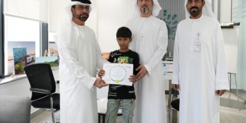 ಪ್ರವಾಸಿಗರು ಕಳೆದುಕೊಂಡಿದ್ದ ವಾಚ್ ಹಿಂದಿರುಗಿಸಿದ ಭಾರತೀಯ ಹುಡುಗ: ದುಬೈ ಪೊಲೀಸರಿಂದ ಸನ್ಮಾನ