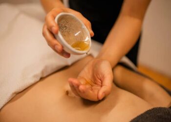 ನಾಭಿ (ಹೊಕ್ಕಳಿಗೆ) ಎಣ್ಣೆ ಹಾಕಿದ್ರೆ ಏನಾಗತ್ತೆ ಗೊತ್ತಾ..? Belly Button Oiling ಬಗ್ಗೆ ಕೇಳಿದ್ದೀರಾ?