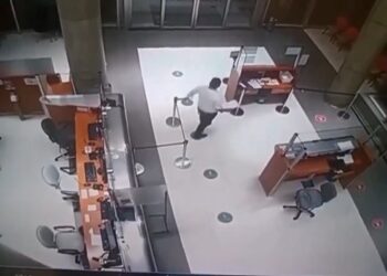 ಮಧ್ಯರಾತ್ರಿ ತಂತಾನೆ ಓಪನ್ ಆದ ಆಫೀಸು ಬಾಗಿಲು.. ಆಮೇಲಾಗಿದ್ದೇನು..?: Video Viral