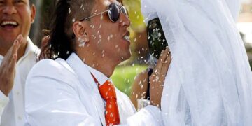 Web News: ವಿಚಿತ್ರ ರೀತಿಯಲ್ಲಿ ವಿಚಿತ್ರ ವಸ್ತುವಿನೊಂದಿಗೆ ವಿವಾಹವಾದ ವಿದೇಶಿಗರು