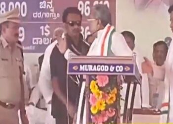 ಎಸ್ಪಿ ವಿರುದ್ಧ ಏಕವಚನದಲ್ಲಿ ವಾಗ್ದಾಳಿ: ಪೊಲೀಸ್ ಅಧಿಕಾರಿಗೆ ಬಡಿಯಲು ಕೈ ಎತ್ತಿದ ಸಿಎಂ, Video Viral